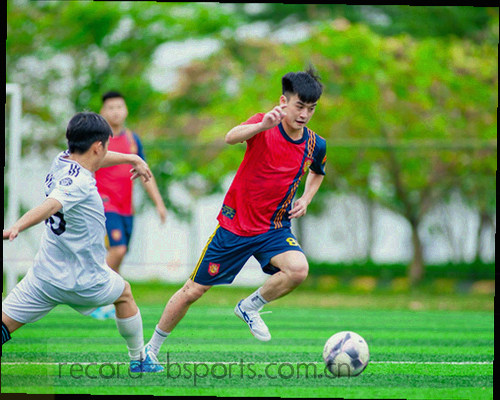 数据线条与足球场抽象融合的品牌理念图